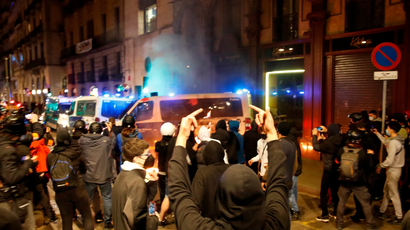 Violentos atacan la comisaría de La Rambla con cócteles molotov Violentos atacan la comisaría de La Rambla con cócteles molotov