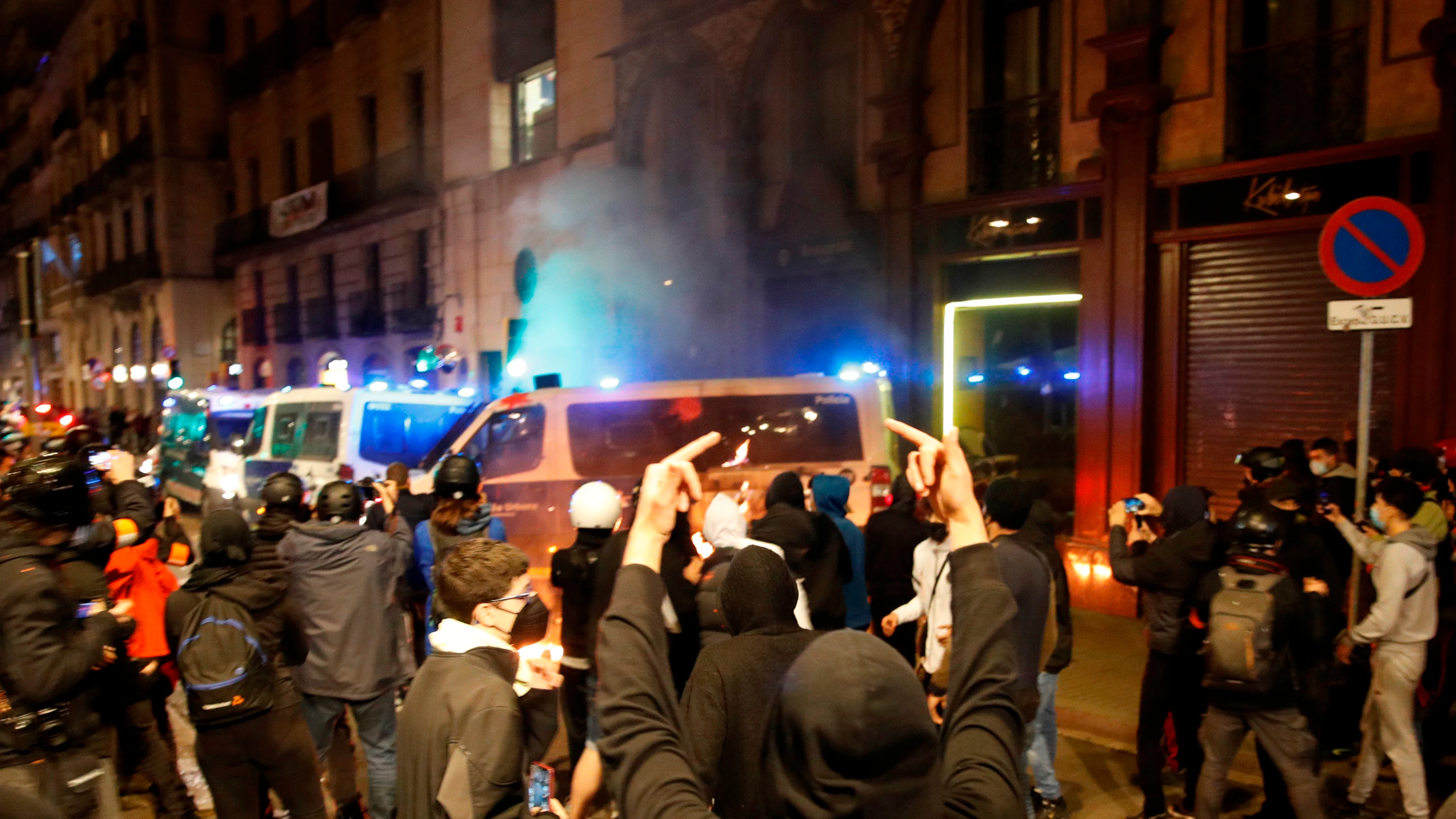 Violentos atacan la comisaría de La Rambla con cócteles molotov