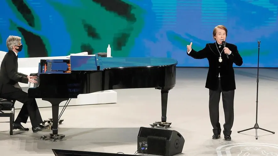  El cantante Raphael canta el Himno de Andalucía tras recibir el titulo de Hijo predilecto.