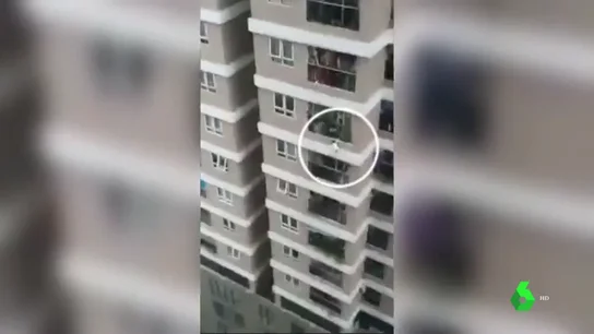 Así es la terrorífica caída de una niña desde un sexto piso en Vietnam. niña Vietnam