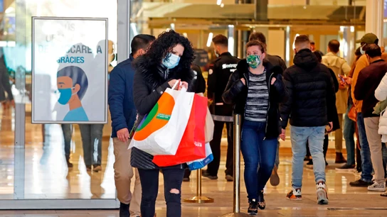 Varios clientes salen del Centro Comercial Granvia 2 en Cataluña Restricciones Cataluña