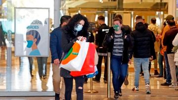 Varios clientes salen del Centro Comercial Granvia 2 en Cataluña