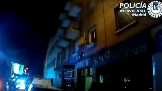 Rescatan a una joven que quedó colgada de una parabólica al intentar huir de una fiesta ilegal en Madrid Rescatan a una joven que quedó colgada de una parabólica al intentar huir de una fiesta ilegal en Madrid