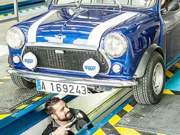 Coche clásico en un taller de ITV Coche clásico en un taller de ITV