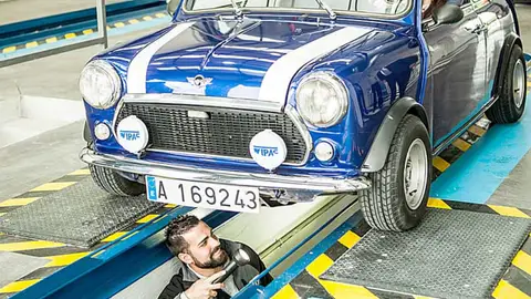 Coche clásico en un taller de ITV Coche clásico en un taller de ITV