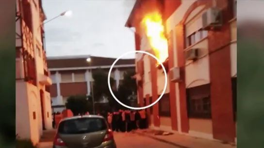 Una mujer salta por la ventana para escapar de un incendio Una mujer salta por la ventana para escapar de un incendio