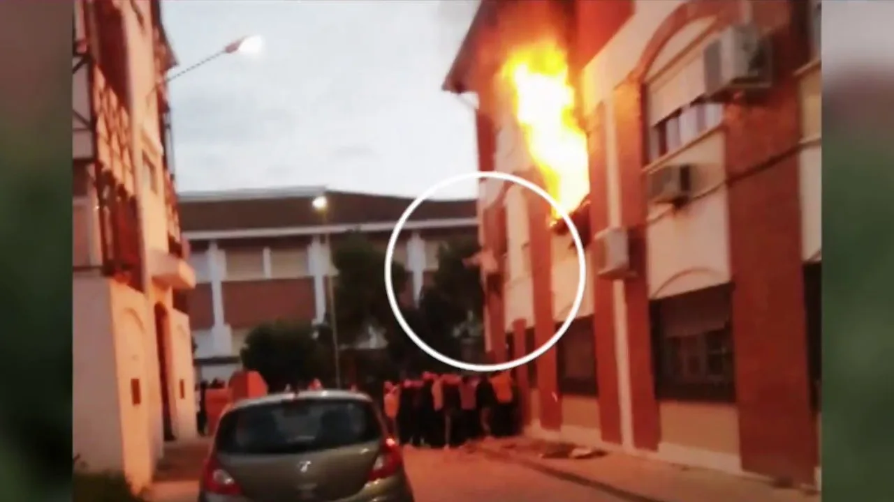 Una mujer salta por la ventana para escapar de un incendio