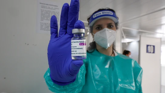Una profesional sanitaria sostiene un vial en el centro de vacunación en Mallorca Vacunas CCAA