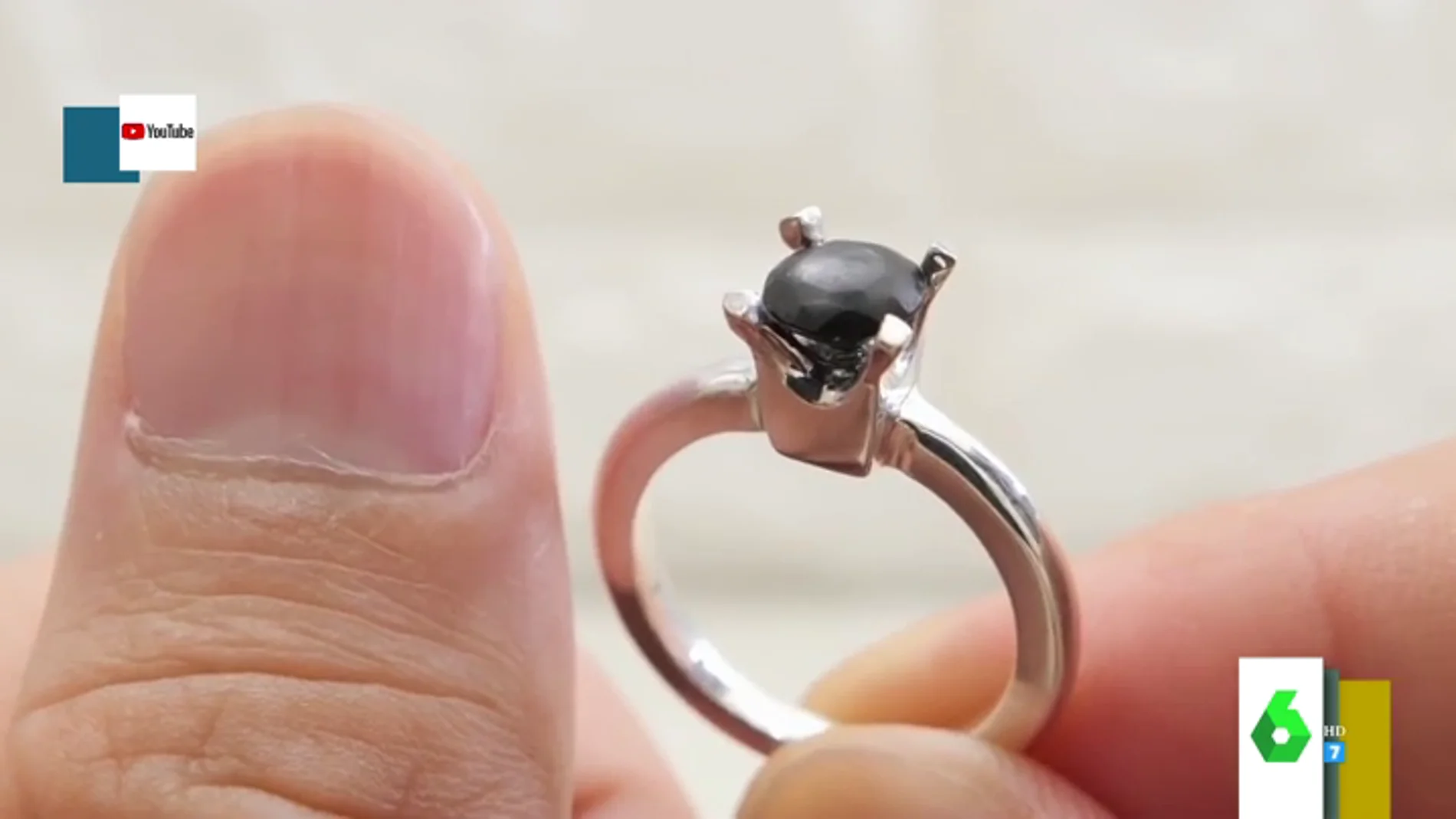 El asqueroso regalo de un novio a su pareja: un anillo de compromiso hecho de sus propias uñas
