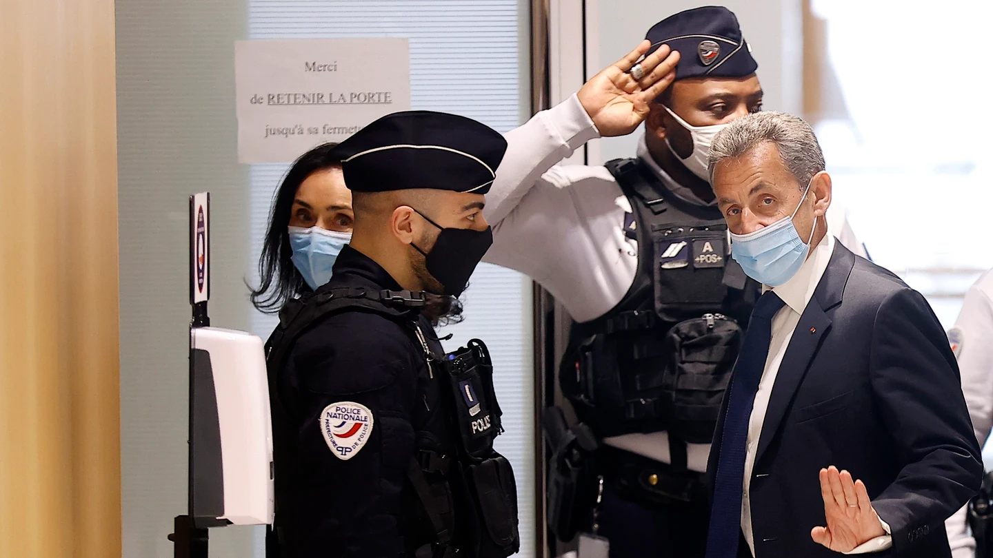 El ex presidente francés Nicolas Sarkozy llega al tribunal para su juicio en París, Francia, el 1 de marzo de 2021 Sarkozy