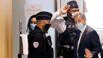 El ex presidente francés Nicolas Sarkozy llega al tribunal para su juicio en París, Francia, el 1 de marzo de 2021
