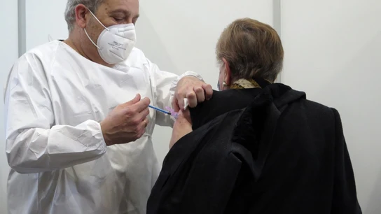 Un sanitario inocula la vacuna contra el COVID-19 en Asturias Vacunación coronavirus