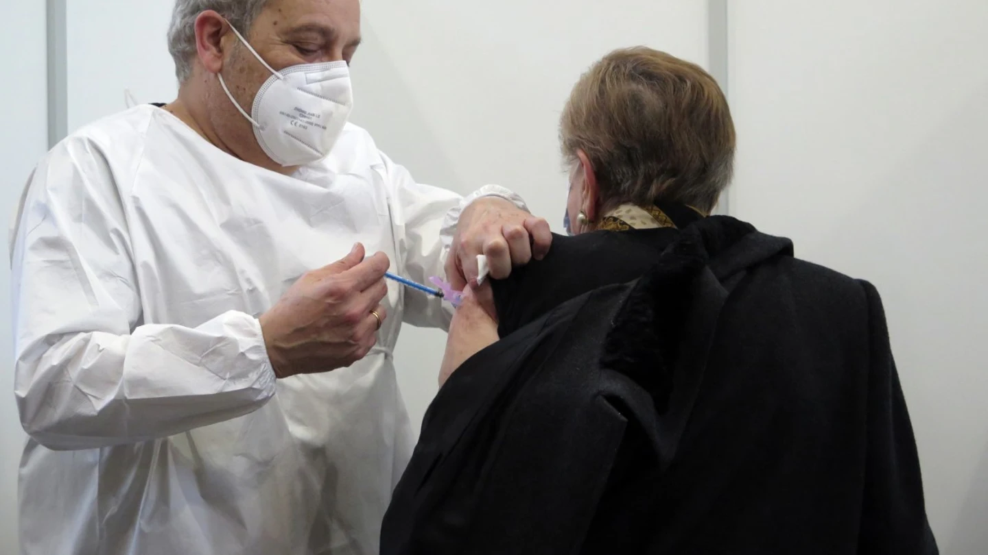 Un sanitario inocula la vacuna contra el COVID-19 en Asturias Vacunación coronavirus