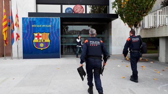 Mossos acceden a las oficinas del Barça Mossos acceden a las oficinas del Barça