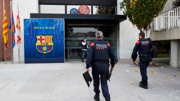 Mossos acceden a las oficinas del Barça