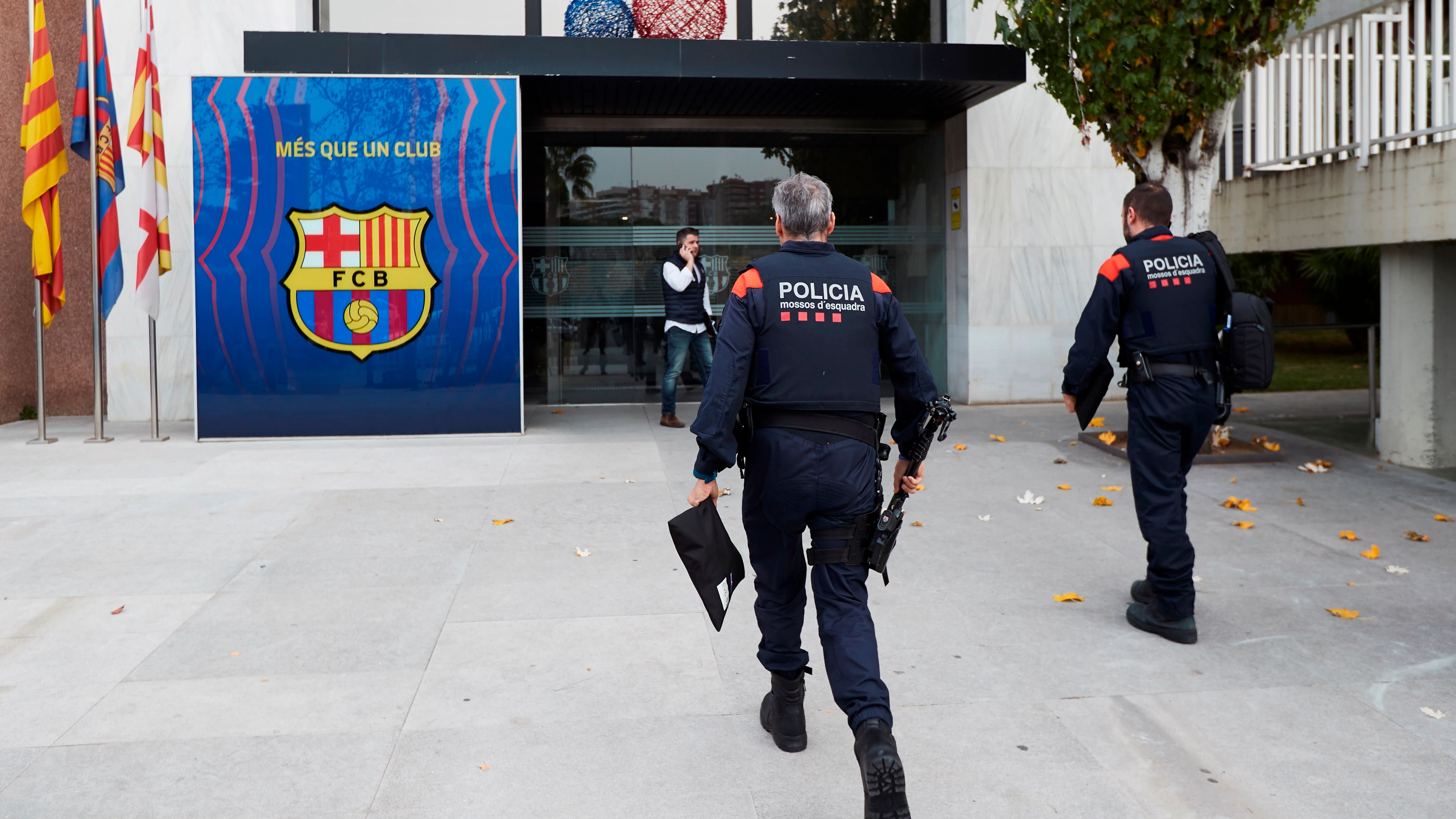 Mossos acceden a las oficinas del Barça