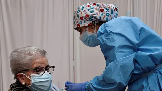 Una sanitaria vacuna a una mujer contra el coronavirus Una sanitaria vacuna a una mujer contra el coronavirus