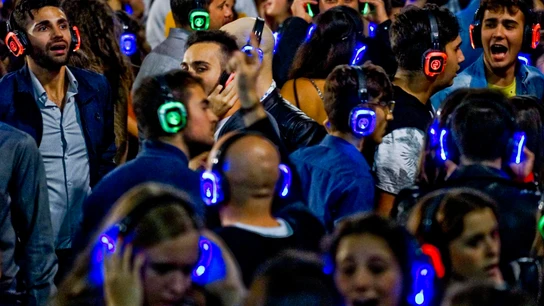 Centenares de jóvenes bailan al ritmo de la música, a través de auriculares, en la plaza Municipio de Nápoles, Italia, durante la celebración de una "Fiesta Silenciosa" Riesgo audición OMS