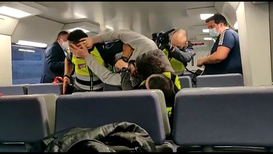 Reducen a un viajero que atacó a los vigilantes. Reducen a un viajero que atacó a los vigilantes.
