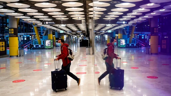 Un pasajero en el aeropuerto de Barajas de Madrid Un pasajero en el aeropuerto de Barajas de Madrid