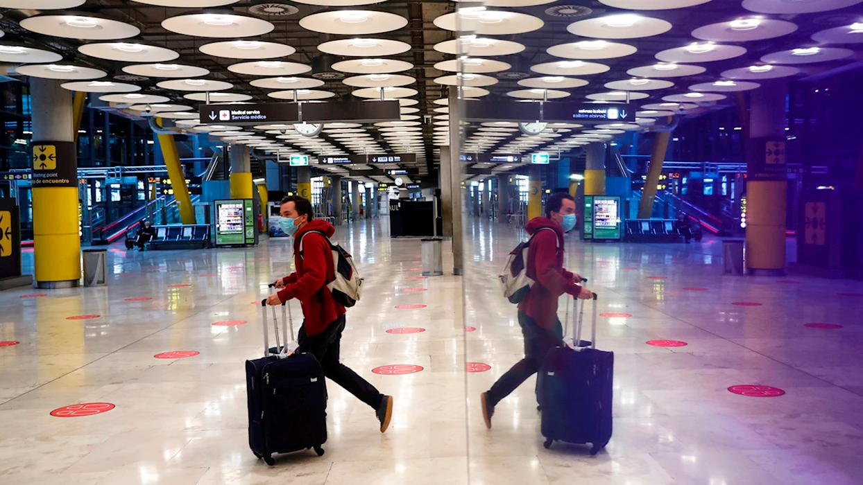 Un pasajero en el aeropuerto de Barajas de Madrid