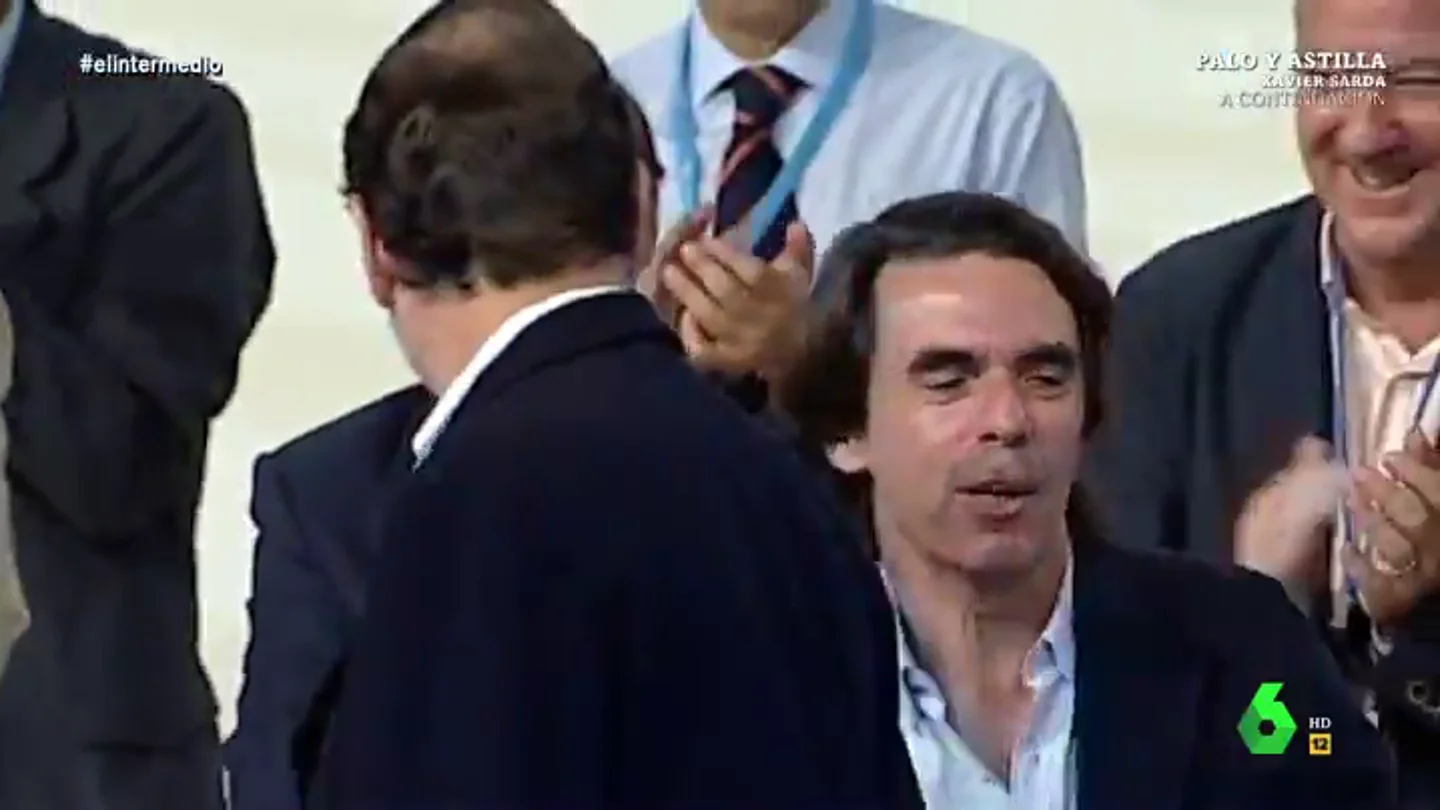 El vídeo que 'demuestra' la "frialdad" con la que Aznar trataba a Rajoy: "Qué carita se le quedó de calimero" El vídeo que 'demuestra' la "frialdad" con la que Aznar trataba a Rajoy: "Qué carita se le quedó de calimero"