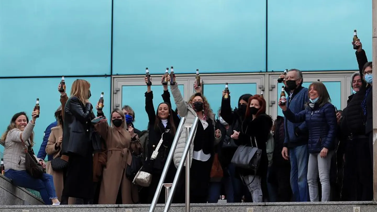 Amigos y familiares brindan como último homenaje a Quique San Francisco Amigos y familiares brindan como último homenaje a Quique San Francisco