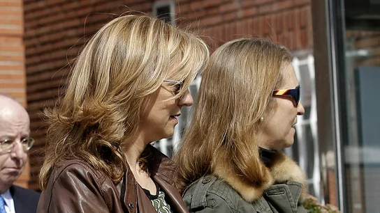 Las infantas Elena y Cristina se vacunaron mientras visitaban al rey Juan Carlos I en Emiratos Árabes Las infantas Elena y Cristina se vacunaron mientras visitaban al rey Juan Carlos I en Emiratos Árabes