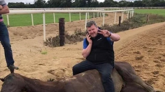 Gordon Elliott subido a un cabalo muerto Gordon Elliott subido a un cabalo muerto