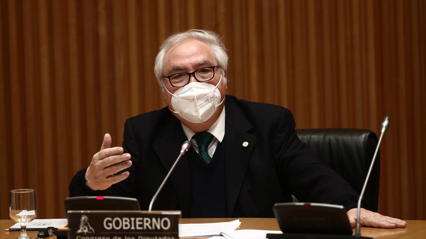 l ministro de Universidades, Manuel Castells, comparece en la Comisión de Ciencia, Innovación y Universidades celebrada en el Congreso de los Diputados, en Madrid Castells