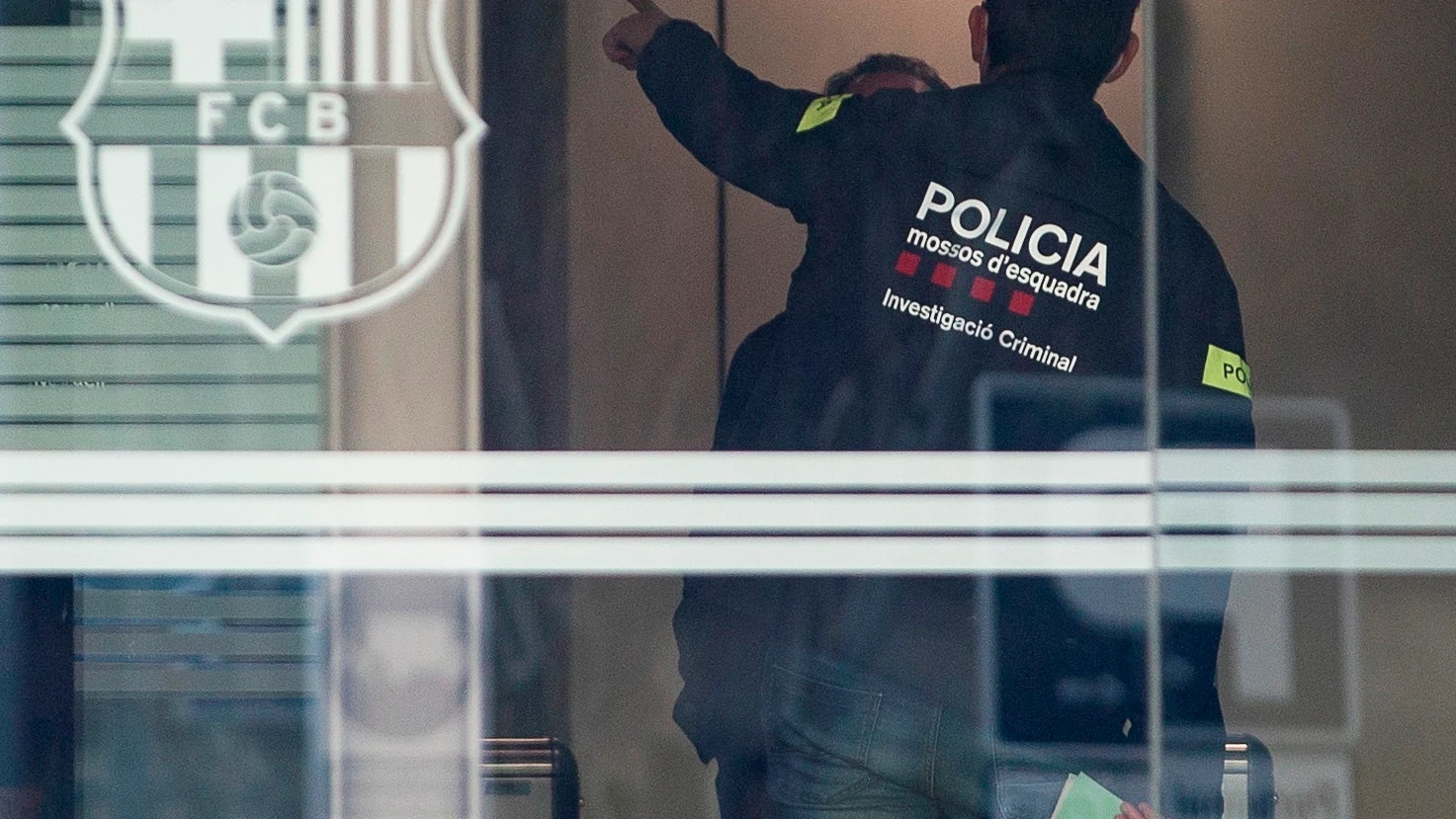 Los Mossos en las oficinas del Barça