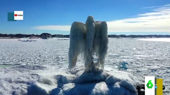 Una inquietante escultura de un ángel de hielo aparece en un lago de Michigan Una inquietante escultura de un ángel de hielo aparece en un lago de Michigan