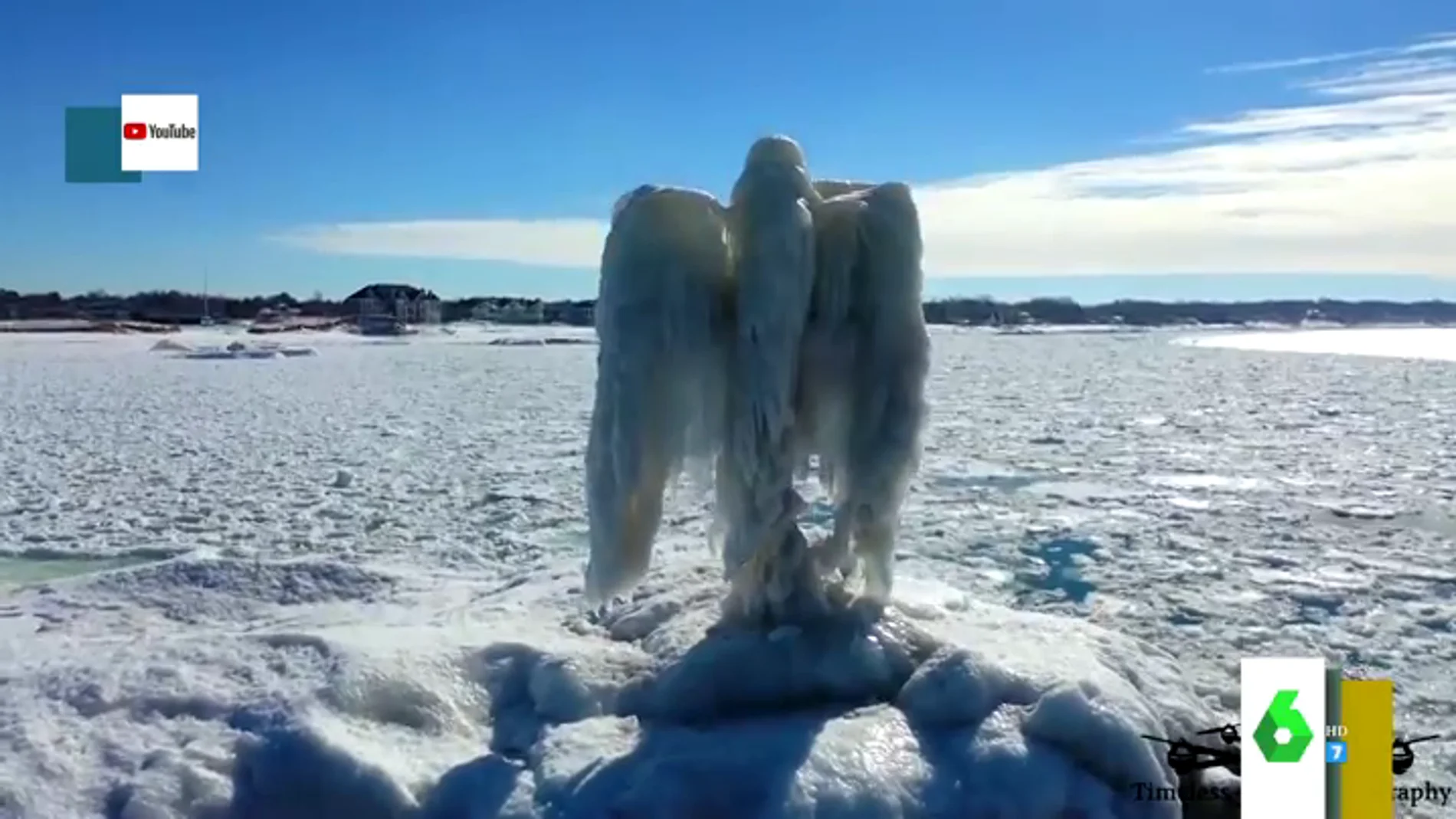 Una inquietante escultura de un ángel de hielo aparece en un lago de Michigan