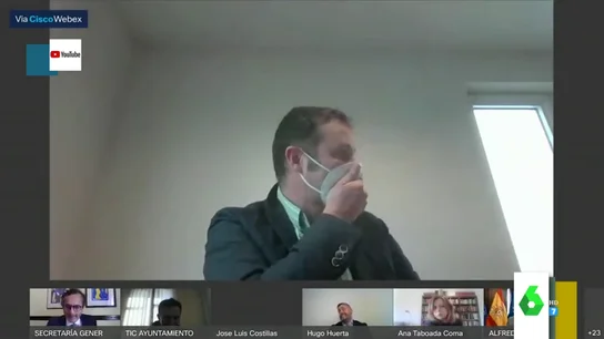 "¡Estoy meándome! ¡Me cago en la puta!": la surrealista pillada a un concejal de Oviedo en un pleno por videoconferencia "¡Estoy meándome! ¡Me cago en la puta!": la surrealista pillada a un concejal de Oviedo en un pleno por videoconferencia