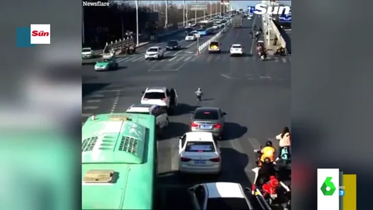 El impresionante momento en el que un niño se cae de un coche en circulación en plena carretera El impresionante momento en el que un niño se cae de un coche en circulación en plena carretera