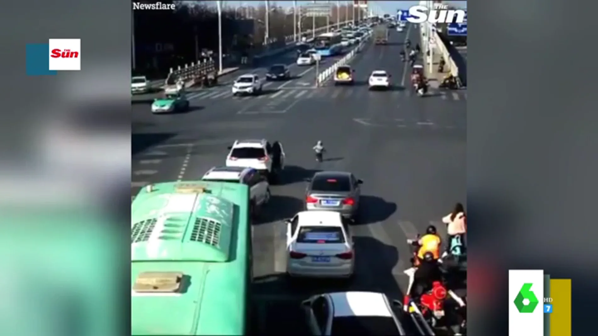 El impresionante momento en el que un niño se cae de un coche en circulación en plena carretera