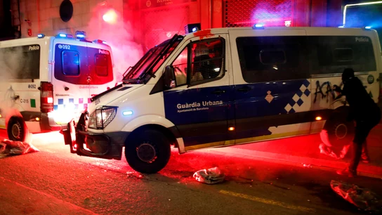 Los manifestantes durante el ataque a la comisaría de La Rambla este sábado en Barcelona. Disturbios Barcelona