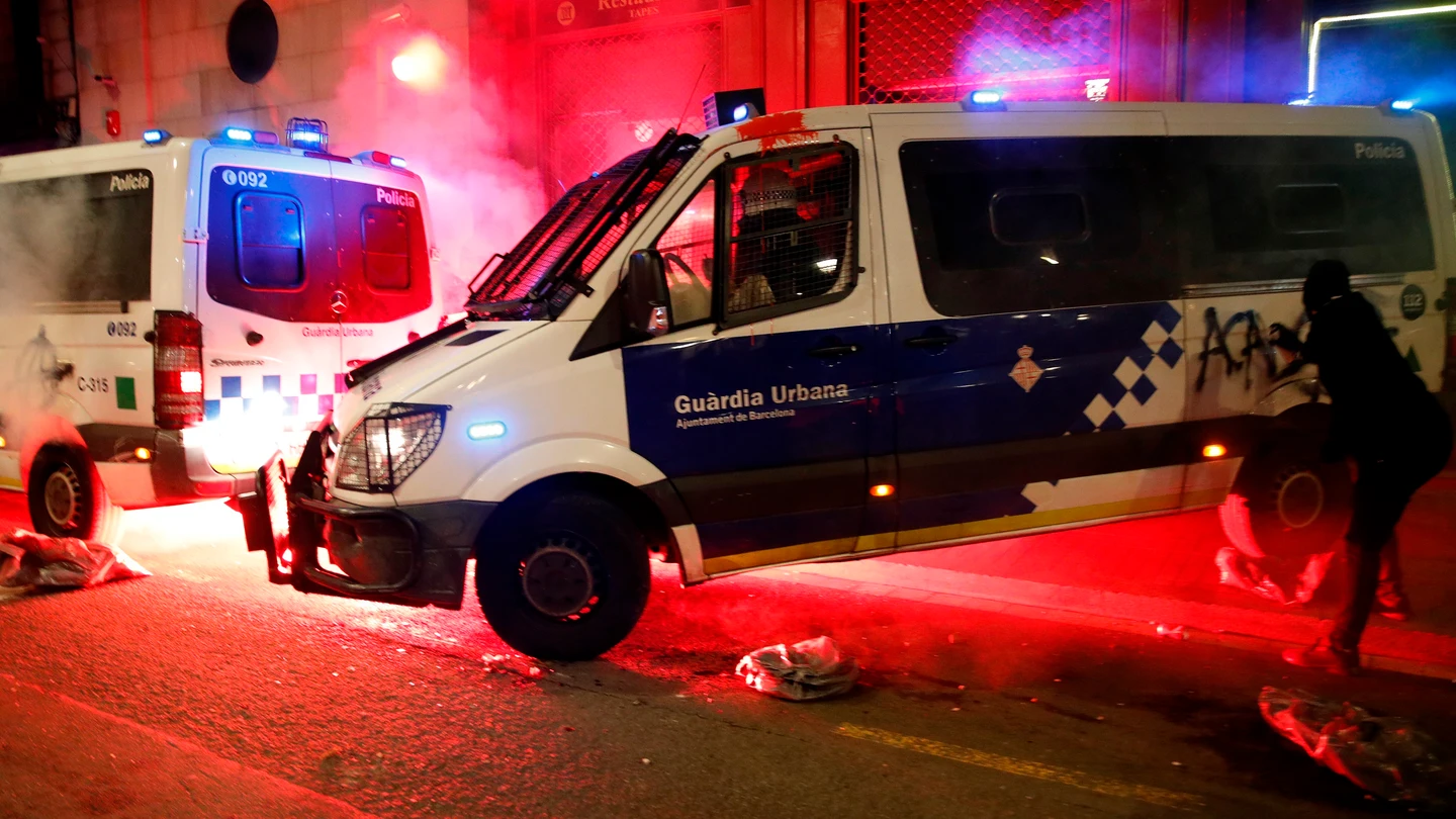 Los manifestantes durante el ataque a la comisaría de La Rambla este sábado en Barcelona. Disturbios Barcelona
