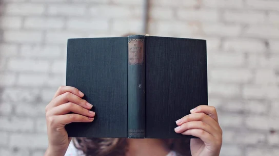 Imagen de una mujer sosteniendo un libro Imagen de una mujer sosteniendo un libro
