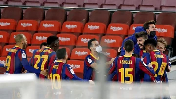 Los jugadores del Barcelona celebran el gol de Gerard Piqué