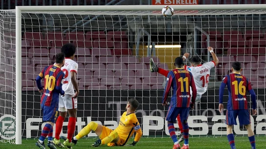 Acuña evita el gol de Messi en la línea Acuña evita el gol de Messi en la línea
