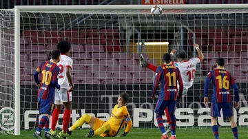 Acuña evita el gol de Messi en la línea