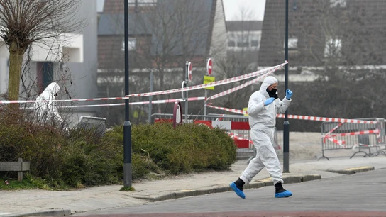 Los oficiales forenses investigan el área en el lugar de una explosión en un lugar de prueba de la enfermedad por coronavirus (COVID-19) en Bovenkarspel, cerca de Amsterdam Explosión Amsterdam