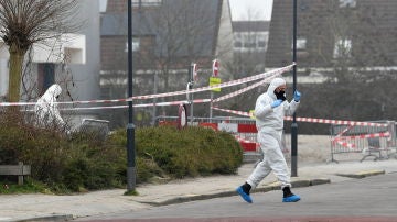 Los oficiales forenses investigan el área en el lugar de una explosión en un lugar de prueba de la enfermedad por coronavirus (COVID-19) en Bovenkarspel, cerca de Amsterdam