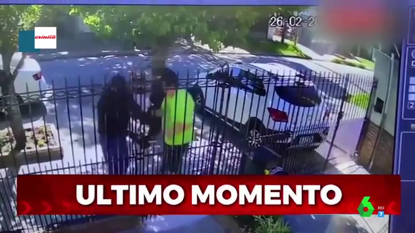 Las impactantes imágenes de un intento de robo a un policía que acaba a disparos con los encapuchados Las impactantes imágenes de un intento de robo a un policía que acaba a disparos con los encapuchados