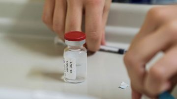 Un sanitario se prepara para administrar una dosis de la vacuna de AstraZeneca