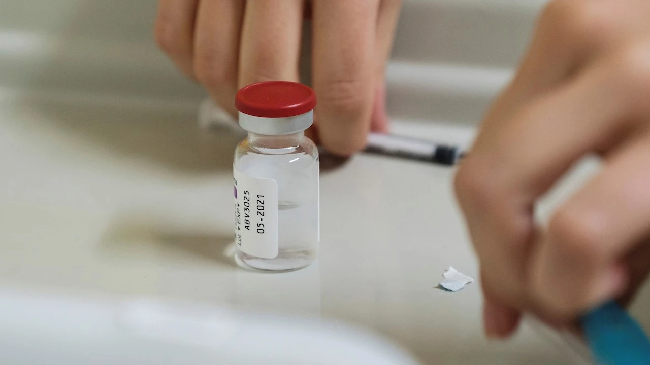 Un sanitario se preparan para administrar una dosis de la vacuna AstraZeneca