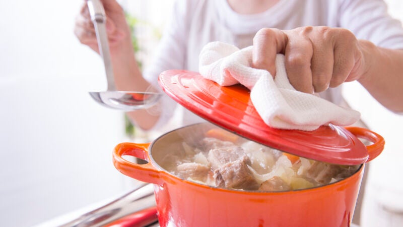 Cocinar con alcohol: los riesgos de que no se evapore del todo