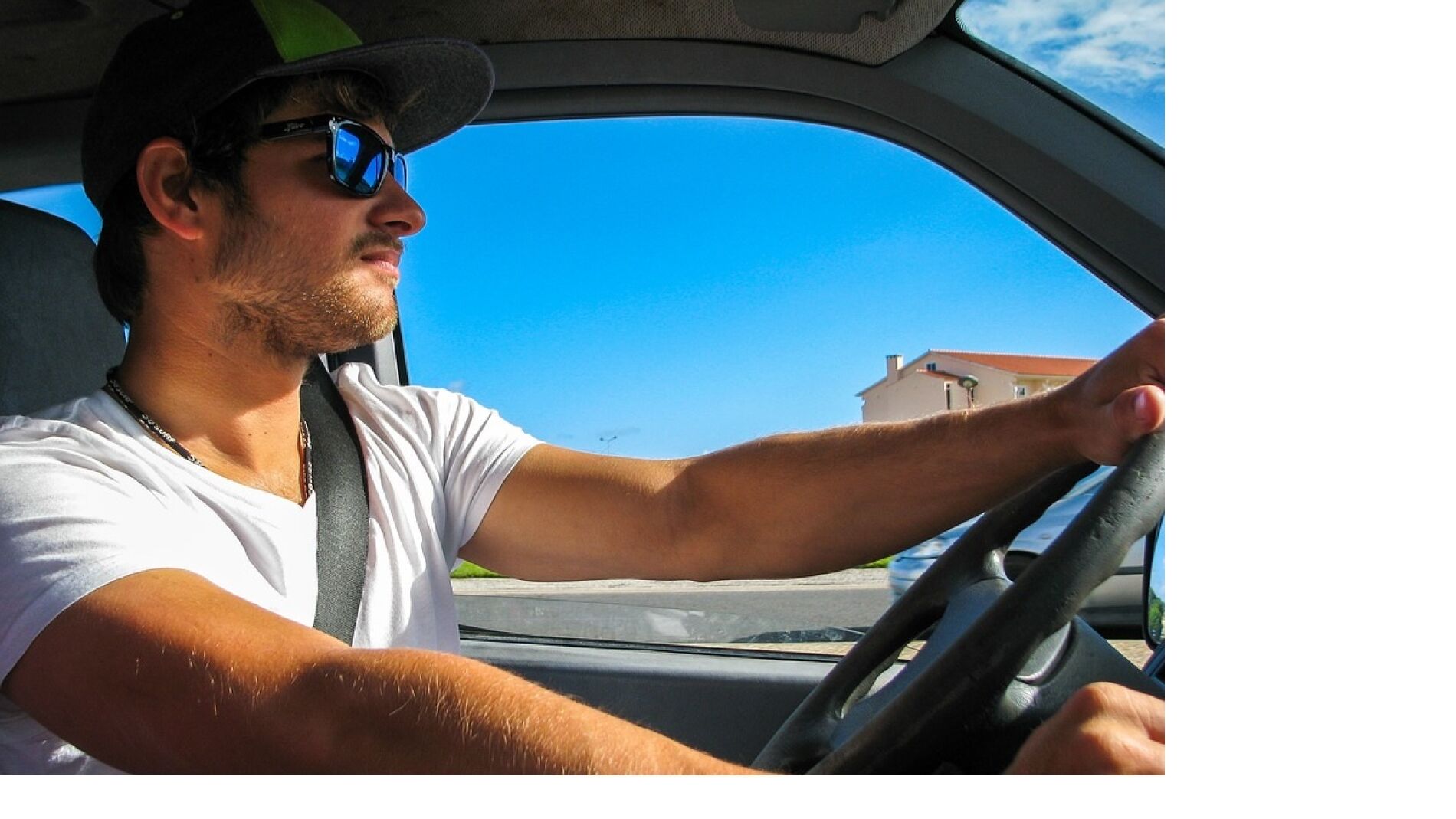 Joven conduciendo un veh&iacute;culo
