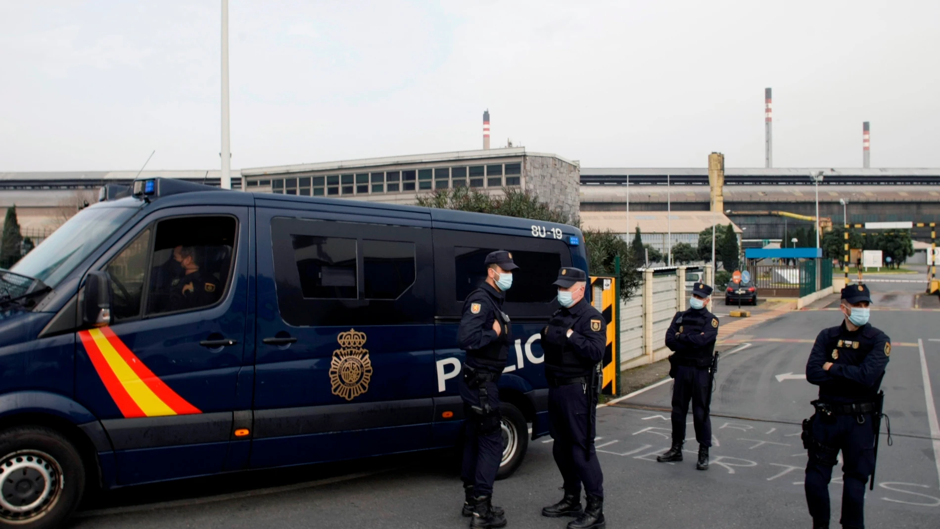 Policía Nacional a las puertas de la factoría Alu Ibérica en A Coruña, antigua planta de Alcoa, donde varios agentes permanecen en el interior de las instalaciones
